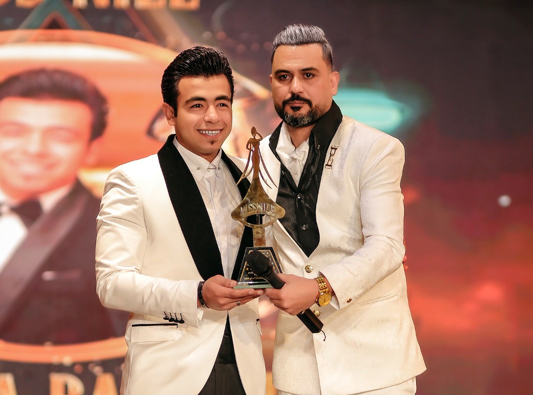 الإعلامي سامح عاطف يكرم مصمم جرافيك المشاهير إسلام بسيوني كأفضل مصمم جرافيك لعام 2024 
