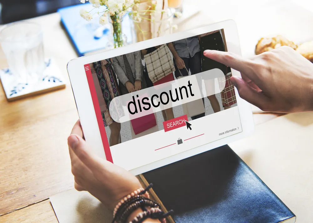 أفضل خصومات الجمعة البيضاء على الأزياء والإكسسوارات في السعودية
