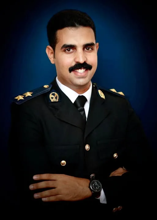 السيد أبوعقيل يهنئ ملازم اول محمد أبوعقيل لترقيته