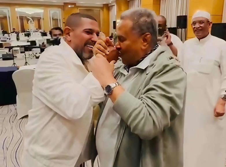 فنان العرب محمد عبده يقبّل يد المايسترو هاني فرحات قائلاً: 