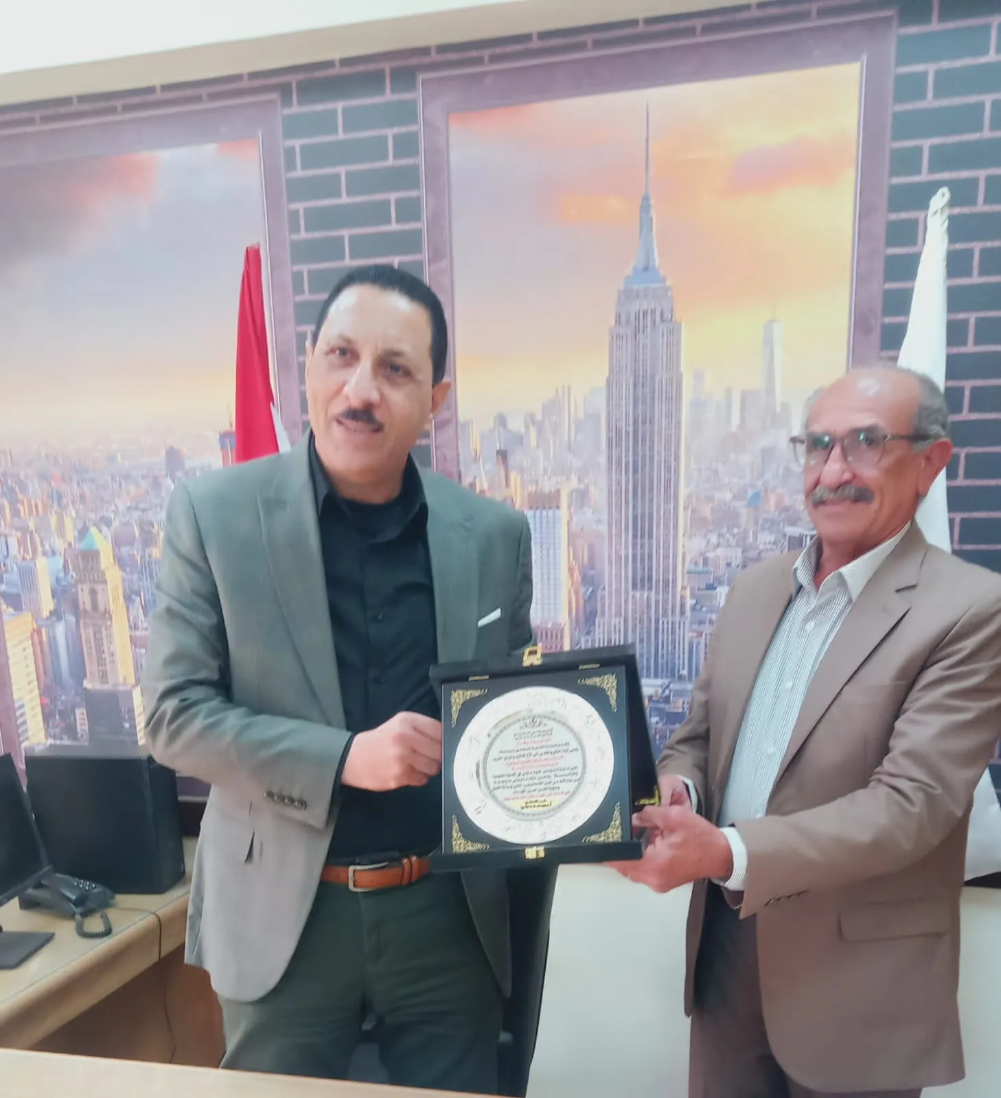 نقيب معلمين سمسطا يكرم مدير عام إدارة سمسطا التعليمية  