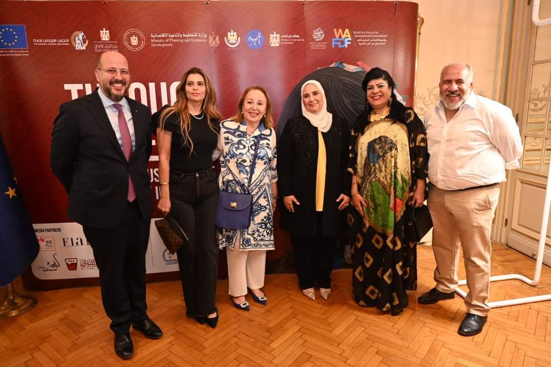 وزيرة التضامن و التعاون الدولي ورئيس بعثة الاتحاد الأوروبي في مصر في افتتاح المعرض الفني لمؤسسةالمنتدى الدولي للفن التشكيلي من أجل التنمية 