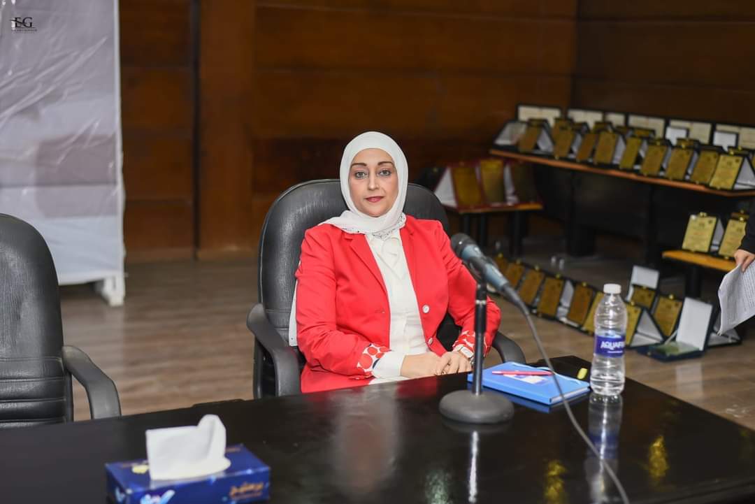 مرأة مصرية تقتحم علم الأبراج والفلك