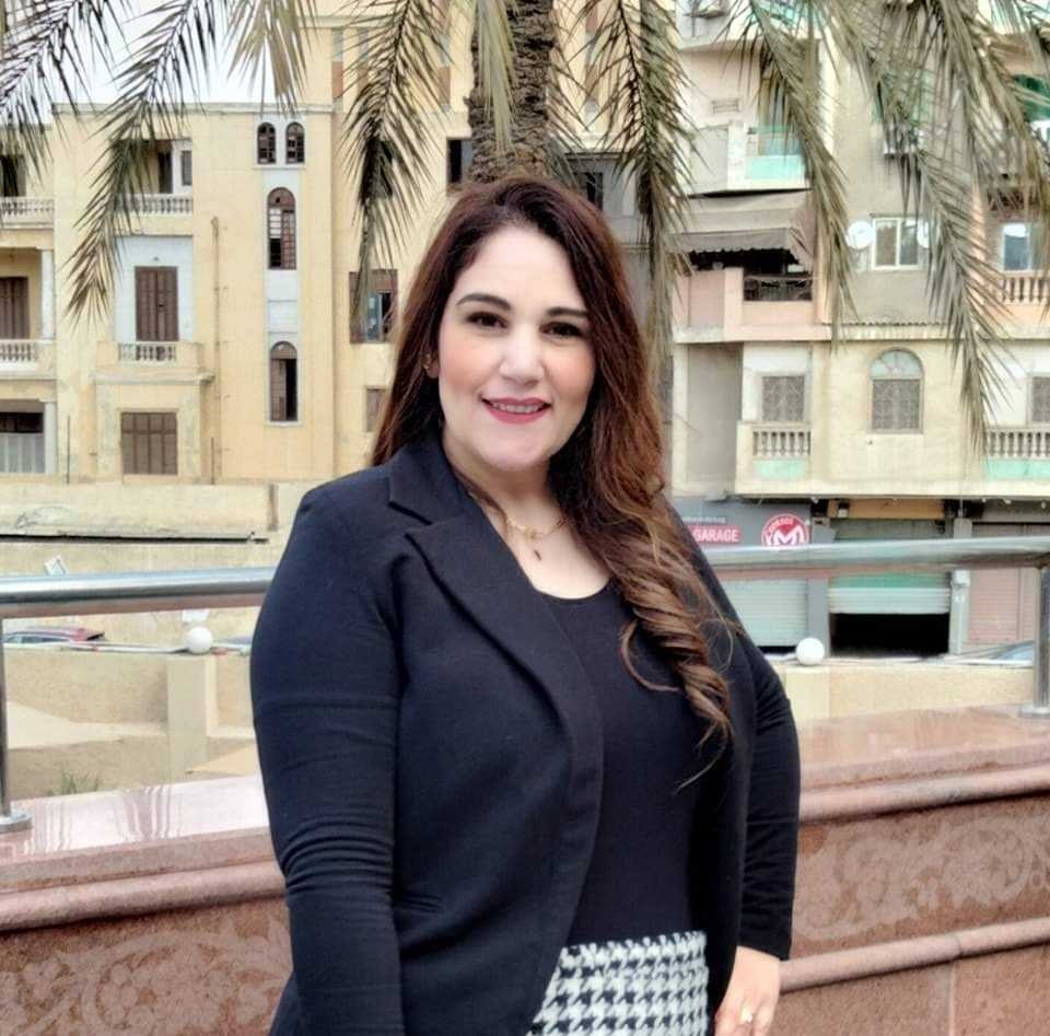 الاعلامية سناء بدير تهنئ المخرجة مني عادل بعيد ميلادها