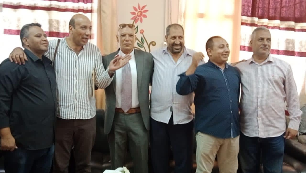 بالورود تكريم يحيي ابراهيم على عضو فنى بإدارة الامتحانات بمنطقة القاهرة الأزهرية