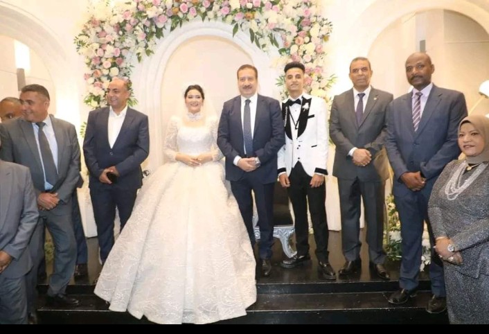 محافظ المنوفية والمهندس أسامة مدكور يشاركان عروسين أيتام حفل زفافهم 