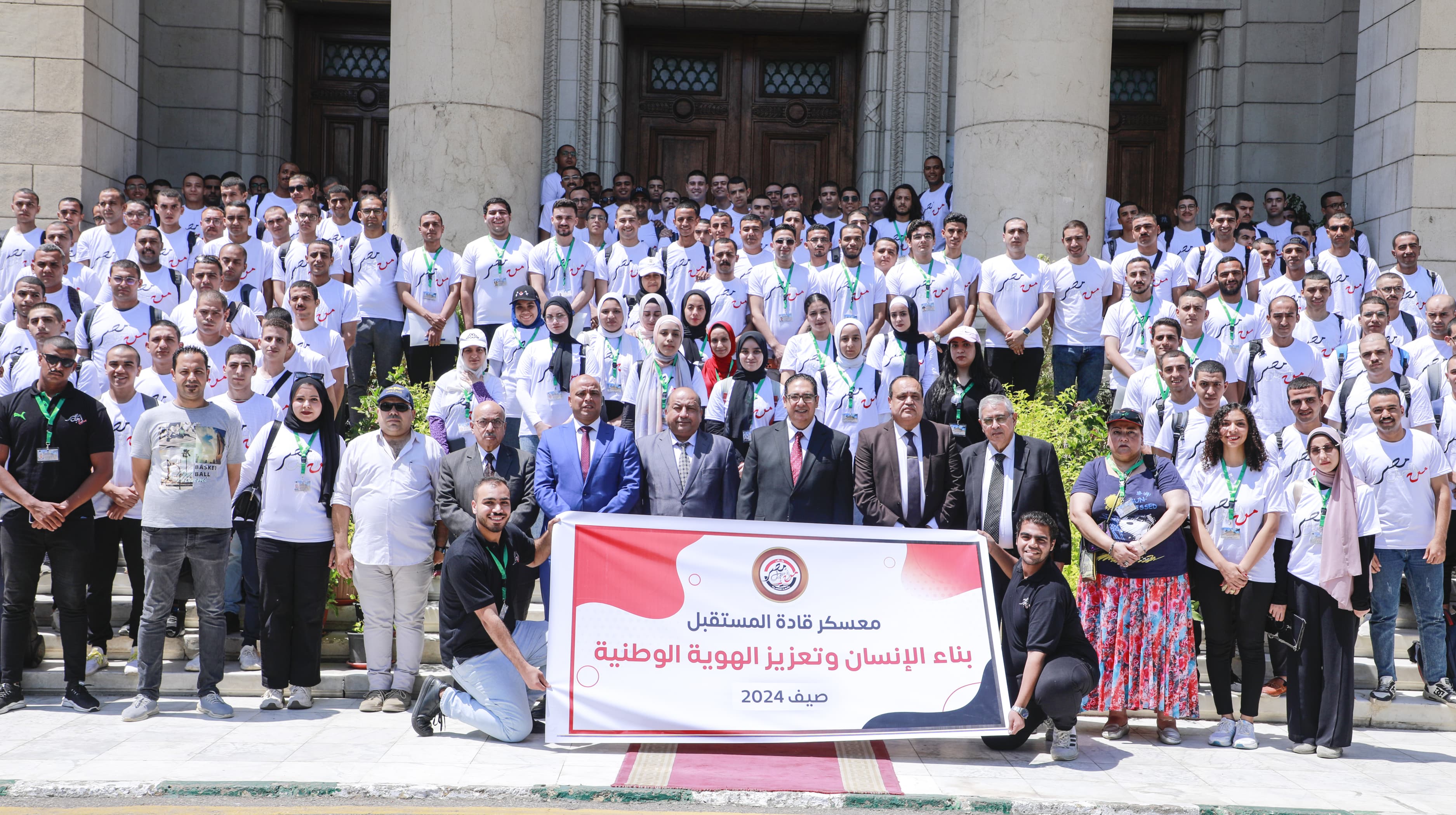 رئيس جامعة القاهرة يلتقى بمكتبه لجنة اختيار أفضل جامعة صديقة للبيئة التابعة للمجلس الأعلى للجامعات.   د. محمد سامى عبد الصادق يؤكد التزام جامعة القاهرة بتطبيق أفضل الممارسات العالمية فى مجال ح
