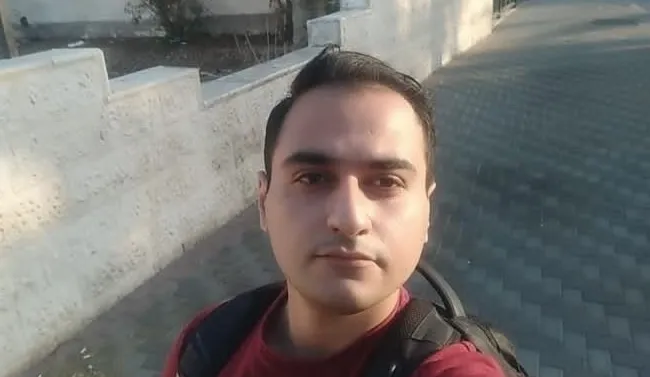 الكاتب عدنان خضر 