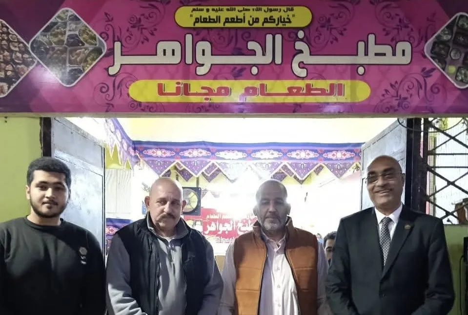 رئيس حي العمرانية وإيهاب منصور يكسران الحواجز.. دعم مباشر لـ500 أسرة في مشهد إنساني مهيب