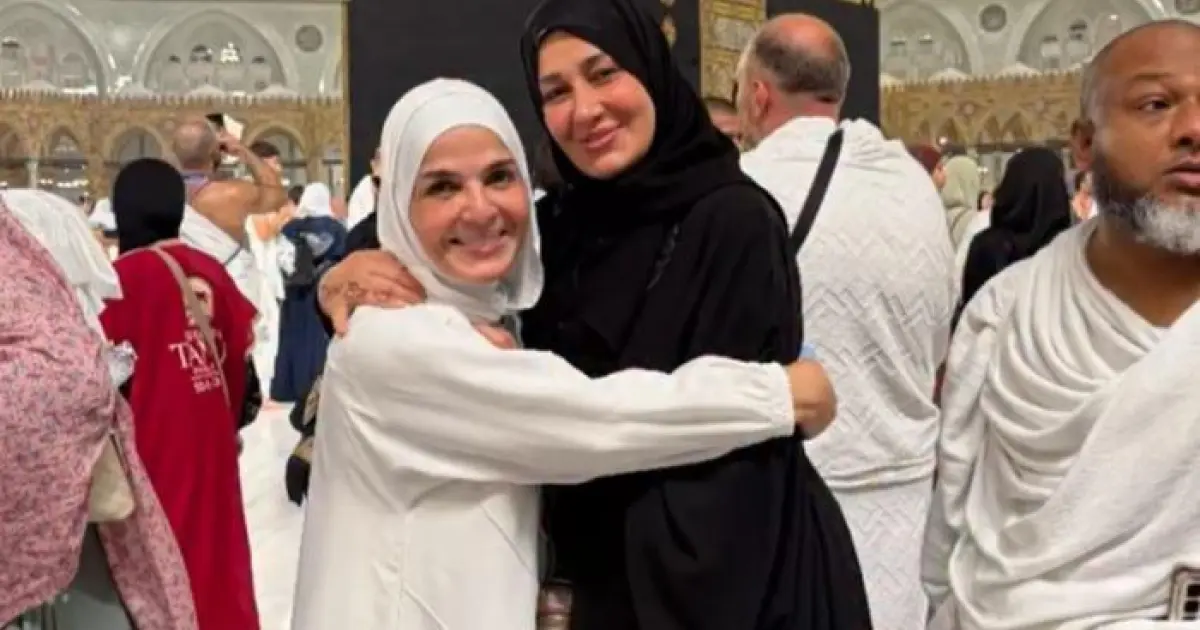 الفنانة حلا شيحة مع منى عبدالغني أمام الكعبة المشرفة
